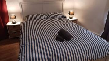 6 bedrooms, iron/ironing board, WiFi (free), bed sheets