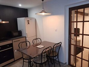 Dining - A charming village house with a long-standing tradition (Roujan)