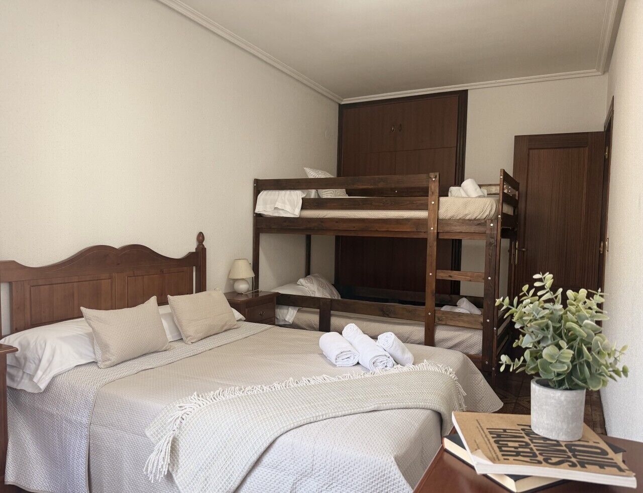 Tabla de planchar con plancha y ropa de cama