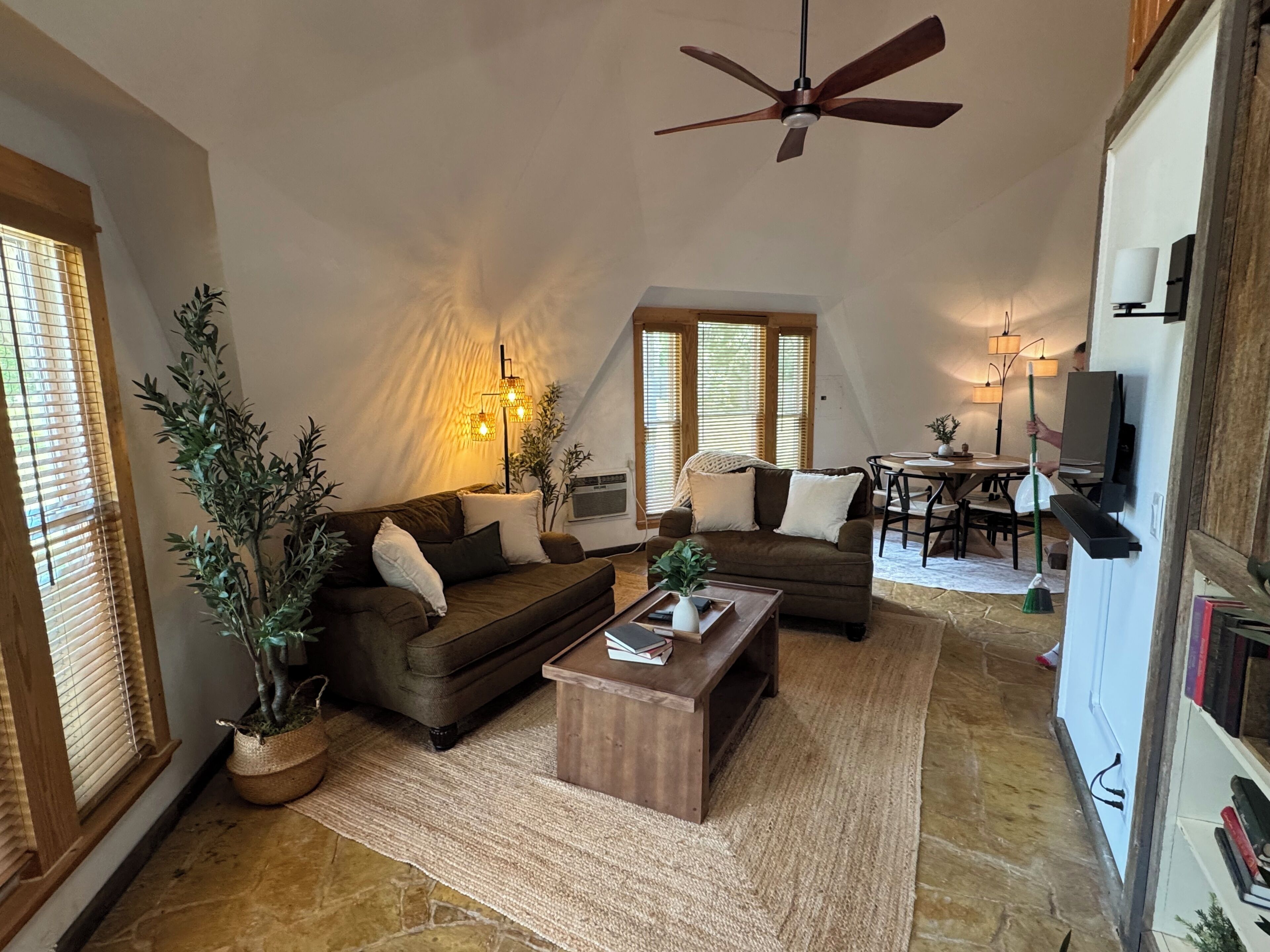 Lakefront Dome House, Hot Tub, Fire Pit & Kayaks - Mena