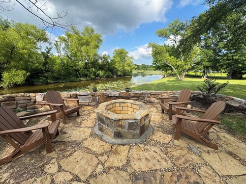 Lakefront Dome House, Hot Tub, Fire Pit & Kayaks