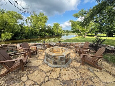 Lakefront Dome House, Hot Tub, Fire Pit & Kayaks