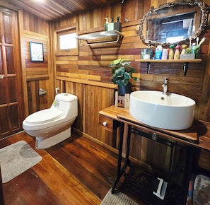 Baumhaus, Nichtraucher, Bergblick | Badezimmer | Handtücher, Seife, Shampoo, Toilettenpapier