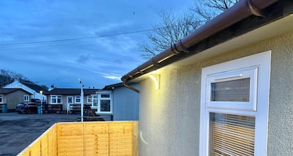 Compact 7-bedroom Chalet Uddingston, Glasgow - Sleeps 14