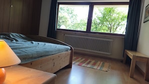 1 bedroom, WiFi, bed sheets, wheelchair access - Vacation rental with stunning view, private terrace, and access to the garden (Weißenohe)