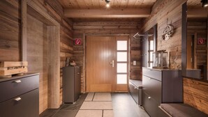 Un intérieur en bois avec une porte, des placards et un miroir.