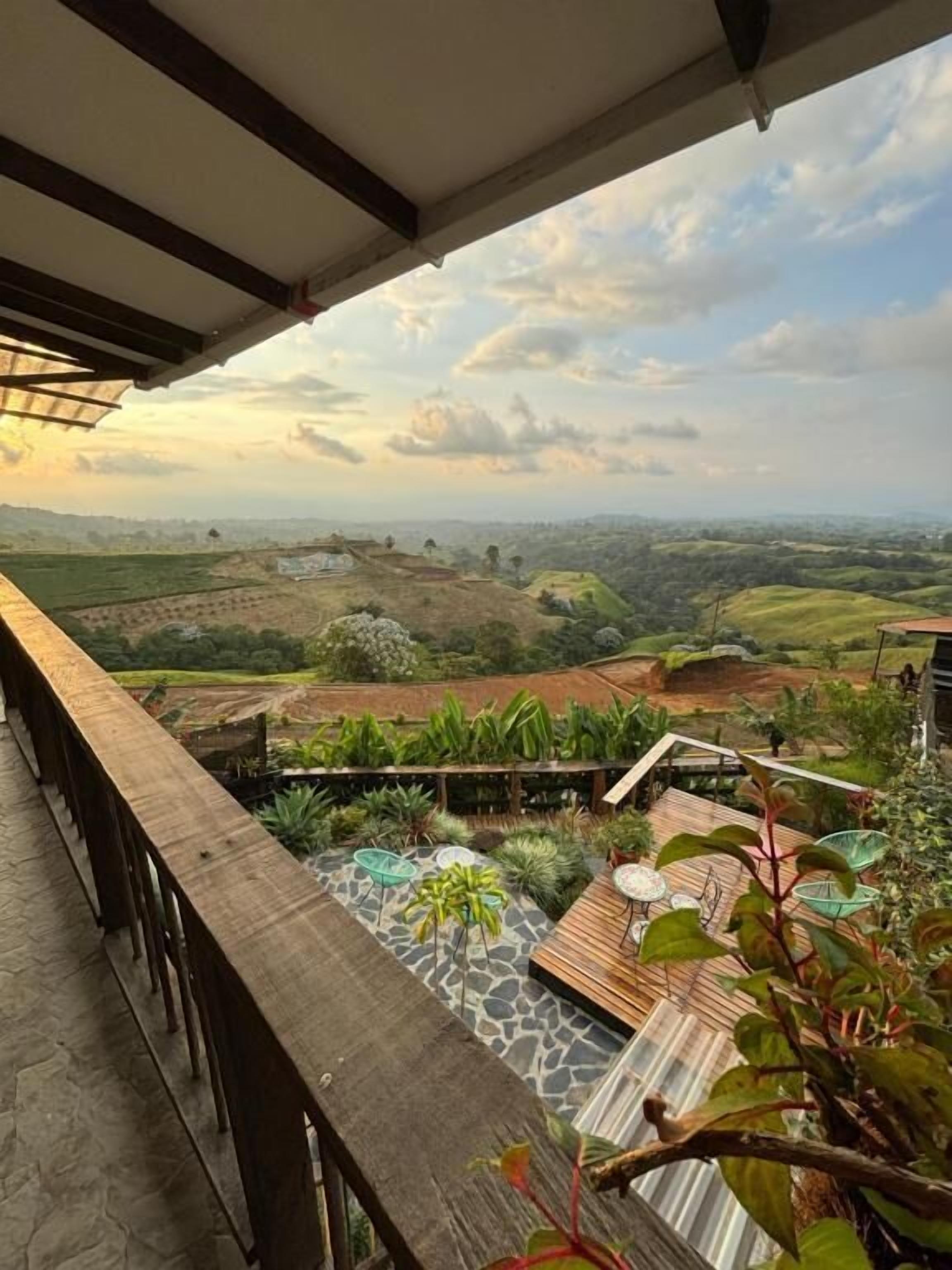 Un balcón con vistas a un paisaje montañoso.
