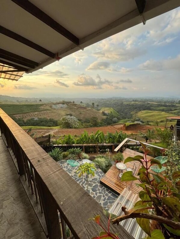Un balcón con vistas a un paisaje montañoso.