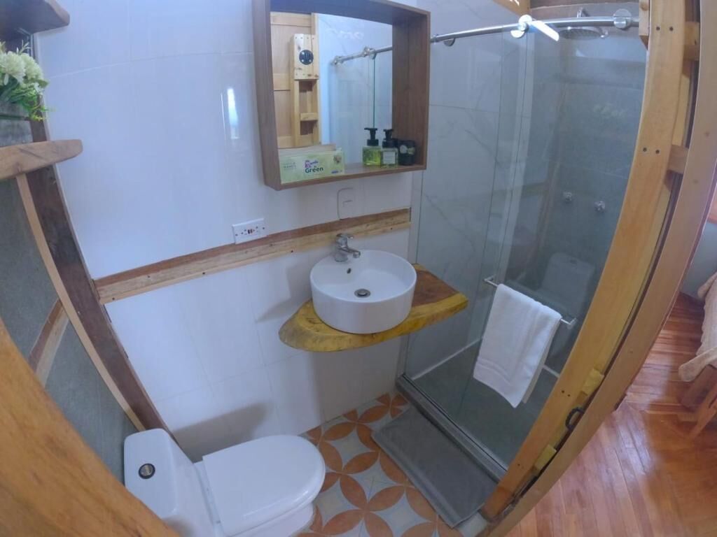 Suite, balcón, vista a la montaña | Baño