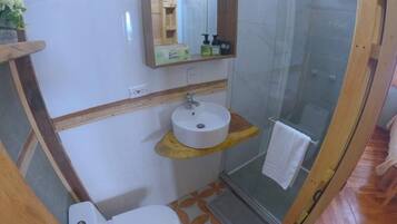 Suite, balcón, vista a la montaña | Baño