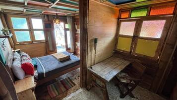 Tweepersoonskamer, uitzicht op tuin | Interieur