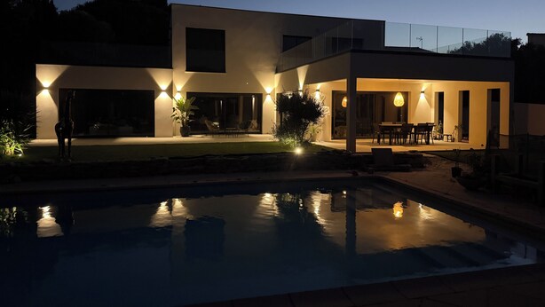 A modern house with a swimming pool, outdoor seating, and a well-lit patio area. - Exceptional home with a pool (La Seyne-sur-Mer)