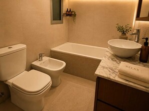 Shower, hair dryer, towels, shampoo - MOT Rentals Concepcion Hotel - 3 Bd 2 Ba Parking, Gym and Pool (Buenos Aires)