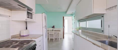 Coffee/tea maker, fridge, microwave, oven
