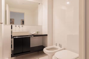 Departamento de lujo, vista a la ciudad | Baño | Tina, toallas, jabón, shampoo