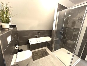 Shower, towels, soap, toilet paper - Vrbo Property (Klütz)