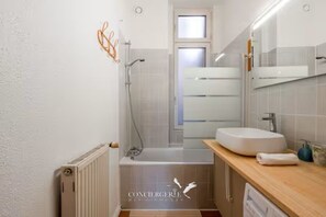 Haartrockner, Handtücher, Seife, Toilettenpapier