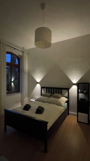 1 bedroom, desk, free WiFi, bed sheets - Renovated vacation rental in a historic villa with parking (Rudolstadt)