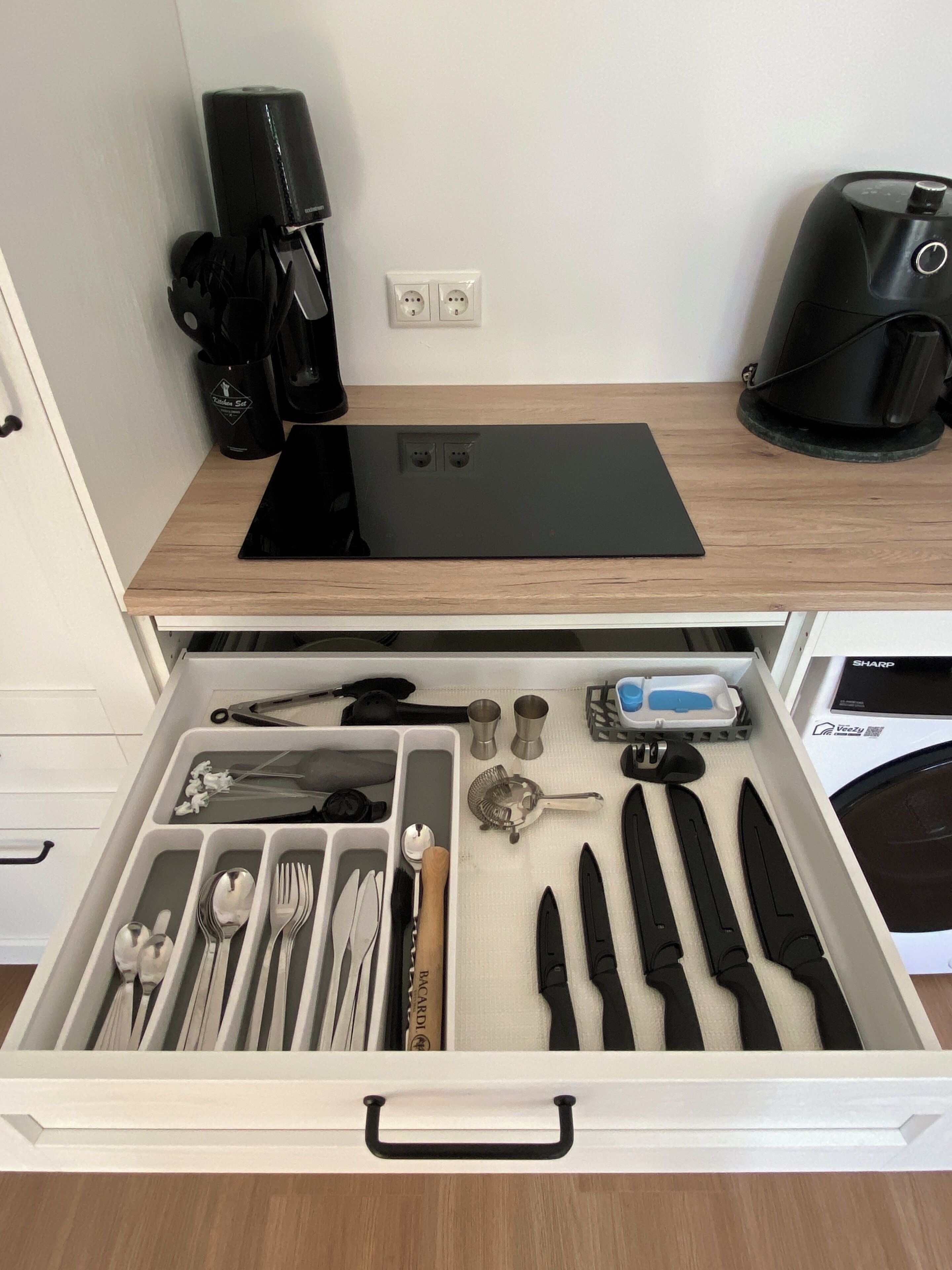 Wasserkocher mit Kaffee-/Teezubehör, Kühlschrank, Herdplatte