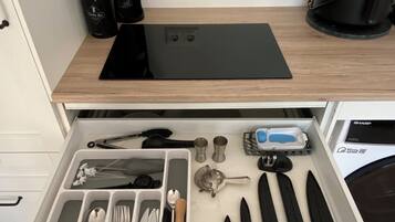 Wasserkocher mit Kaffee-/Teezubehör, Kühlschrank, Herdplatte
