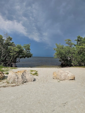 In Strandnähe, Liegestühle, Strandtücher