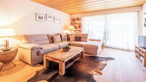 Ett mysigt vardagsrum med en soffa, ett soffbord och en matta i läder.