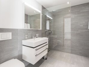 Bathroom - Cosy apartment for 4 guests with WIFI, TV, balcony, pets allowed and panoramic view (Waldhaus)