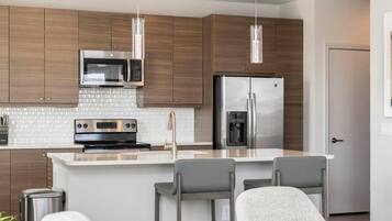 Apartment (1 Bedroom) | Eigene Küche | Wasserkocher mit Kaffee-/Teezubehör, Kühlschrank