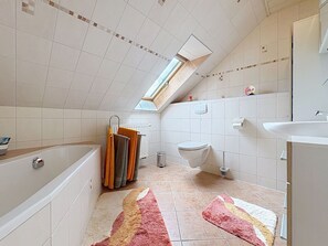 Bathroom - Beautiful apartment for 6 people with TV and patio (Greifswald)