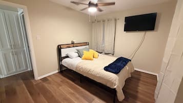 4 bedrooms, iron/ironing board, WiFi, bed sheets