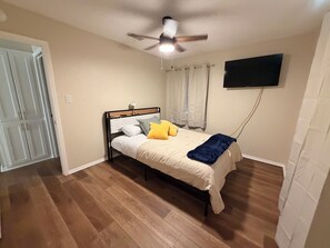 4 habitaciones, tabla de planchar con plancha, wifi y ropa de cama 