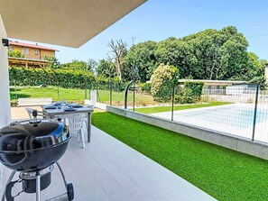 Outdoor dining - Lovely apartment for 6 people with A/C, pool, TV, patio and panoramic view (Ponti Sul Mincio)