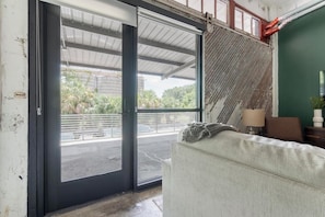 Standard Apartment (1 Bedroom) | Living area - Landing Chic 1bd, Gym, Rooftop Lounge (Jacksonville)