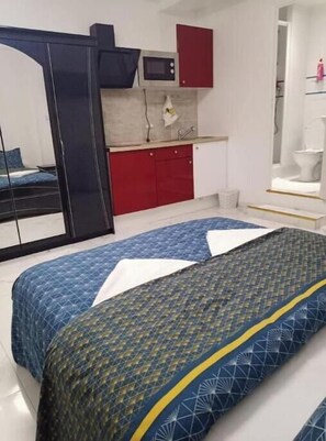 6 bedrooms, iron/ironing board, WiFi, bed sheets