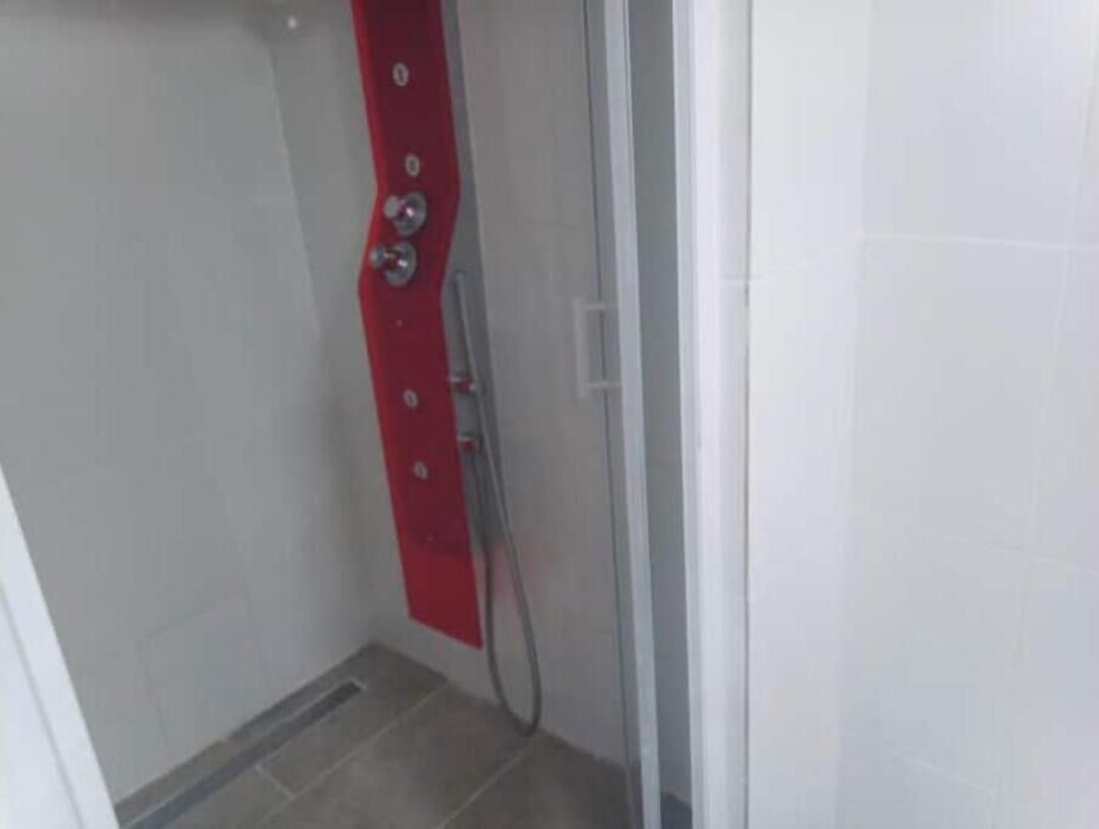 Ducha, bidet, toallas, jabón