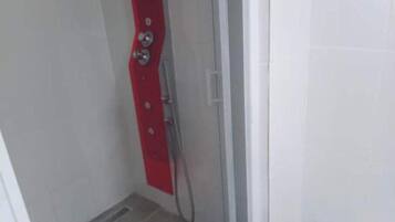 Ducha, bidet, toallas, jabón