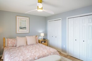 A bedroom with a bed, nightstand, lamp, and a ceiling fan. - Oceanview 3BR Brighton 1807 | Kingston Resort | Renovated (Myrtle Beach)