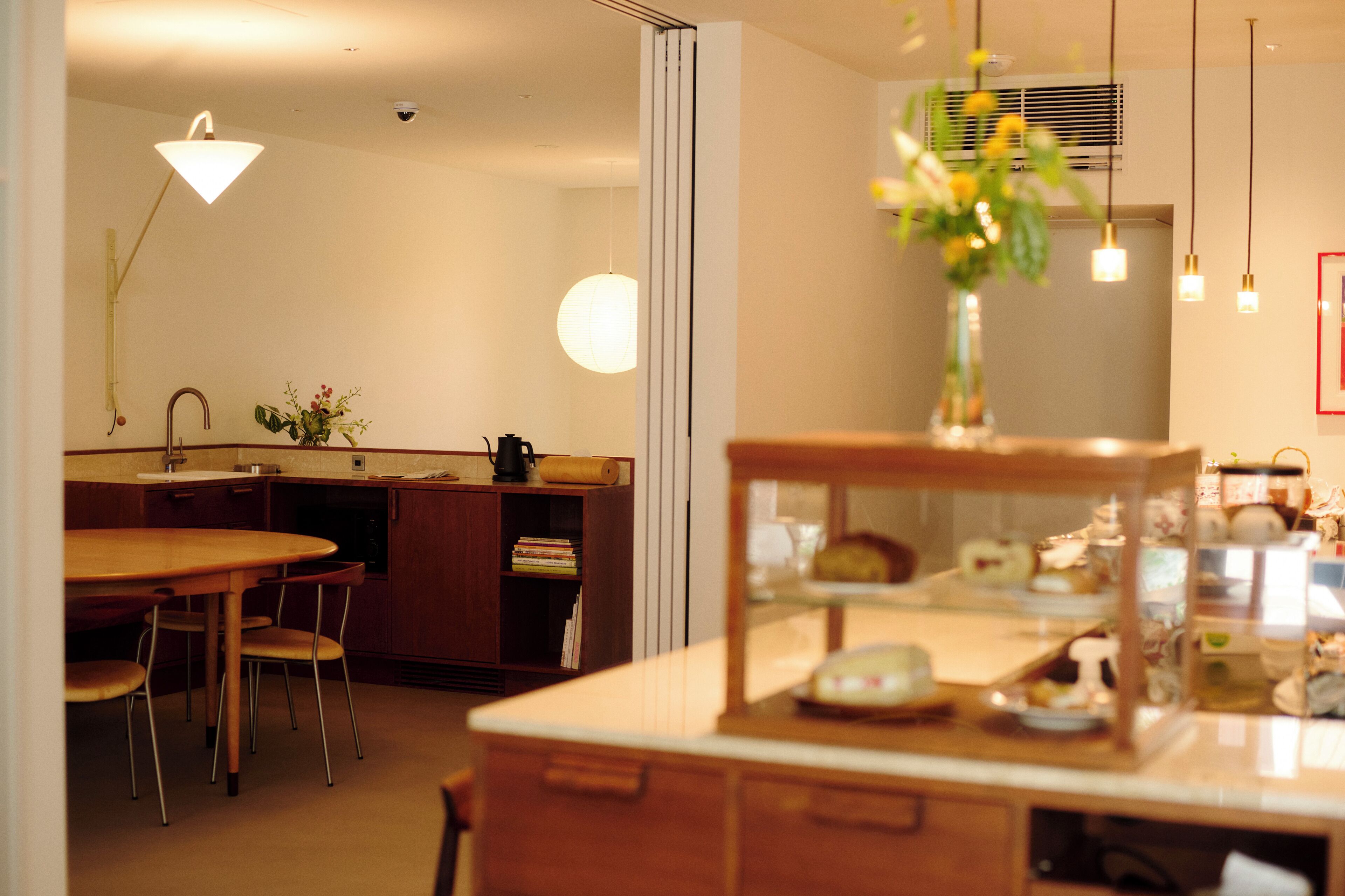 Une cuisine moderne avec un coin repas, des meubles en bois et une machine à café.