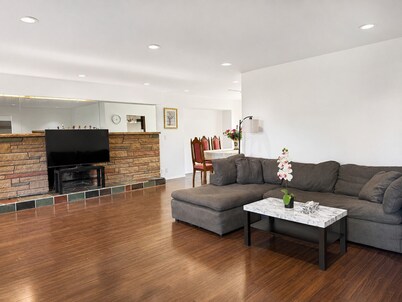 Cozy 3BR Suite Near Transit & Laundry