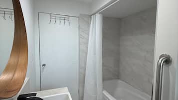 Chuveiro, secador de cabelo, toalhas de banho, shampoo