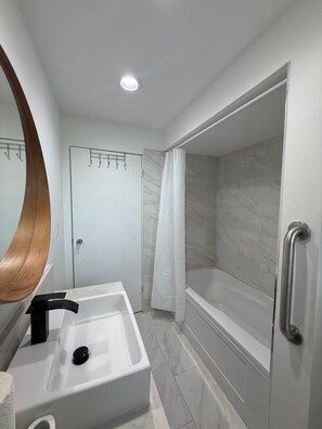 Douche, sèche-cheveux, serviettes fournies, shampoing
