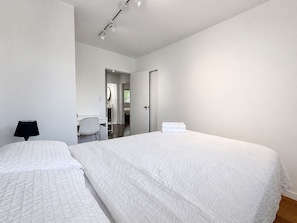 3 bedrooms, in-room safe, desk, iron/ironing board - Cozy 3BR Suite Near Transit & Laundry (Vancouver)