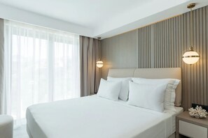 Deluxe tweepersoonskamer, balkon, uitzicht op zwembad | Gratis wifi