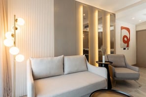 Deluxe tweepersoonskamer, balkon, uitzicht op zwembad | Woonruimte