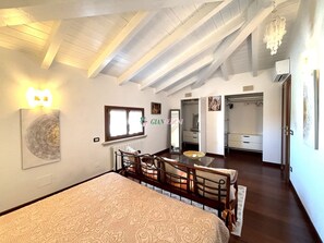 A bedroom with a bed, a desk, a chair, a mirror, and a wardrobe. - Villa on Pian degli olivi - Ref. Villa Eva-Rif. VillaEva (San Vincenzo)