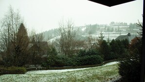 A snowy landscape with a view of houses and trees. - Komfortable Auszeit in Winterberg (Winterberg)
