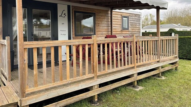 A wooden cabin with a covered porch, a mailbox, and a number sign. - Mobile Home, at a Campground ⭐️⭐️⭐️⭐️⭐️ 3 km from the ocean (Saint-Arnoult)