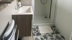 A modern bathroom with a shower, a sink, and a toilet. - Mobile Home, at a Campground ⭐️⭐️⭐️⭐️⭐️ 3 km from the ocean (Saint-Arnoult)