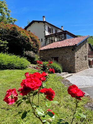 Exterior - Detached studio surrounded by nature, 1 bedroom, 1 living room, 1 bathroom (Essertines-en-Châtelneuf)