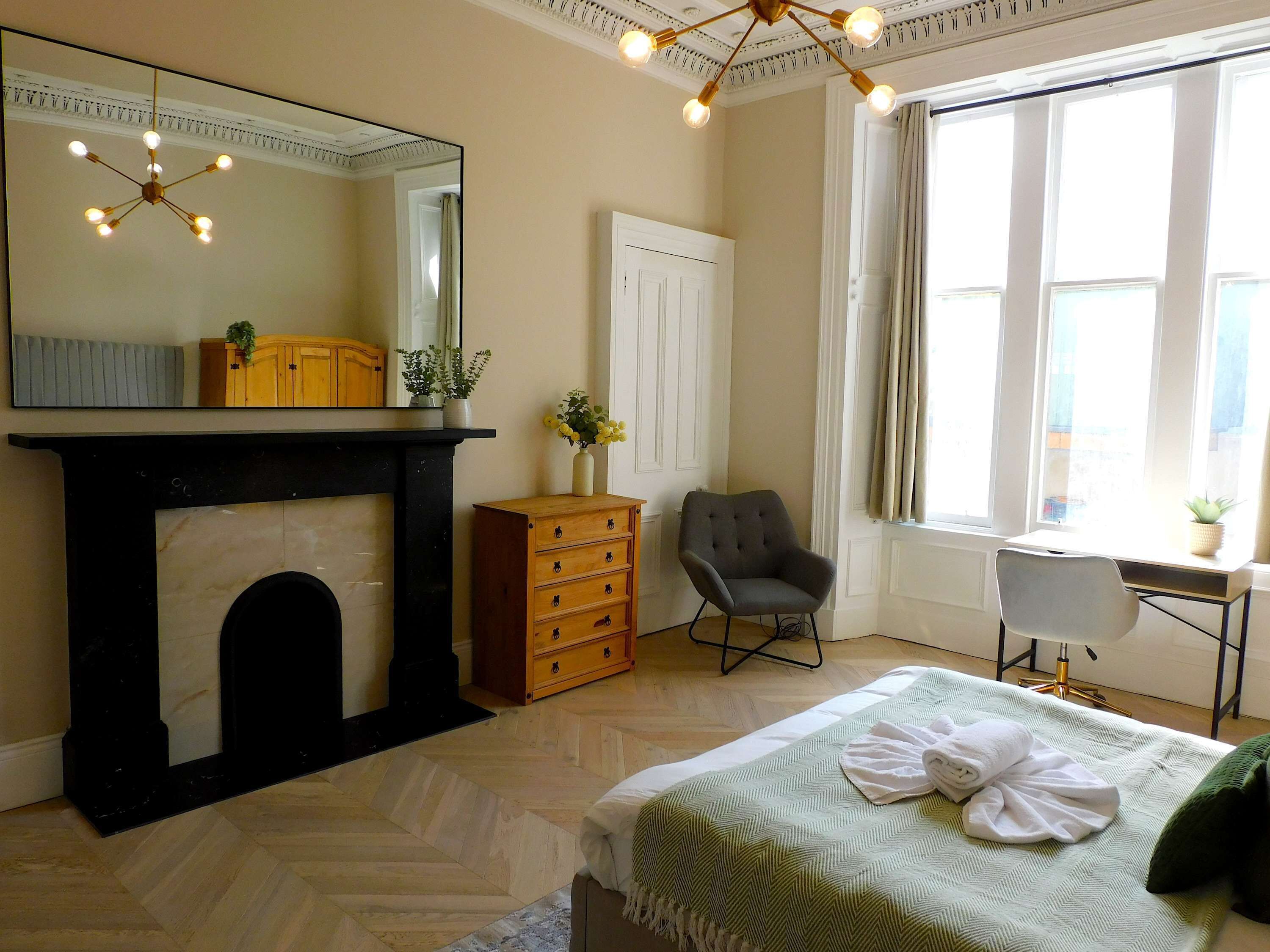 4 bedrooms, iron/ironing board, WiFi, bed sheets